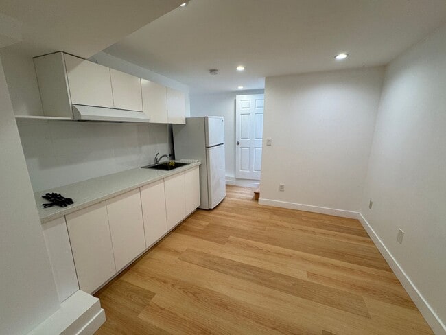 Building Photo - Spacious 5BR/6BA Updated Home with Private...