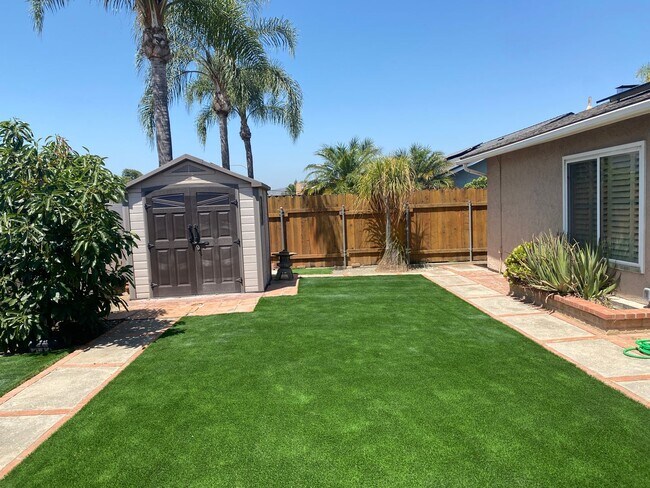 Building Photo - 3 Bedroom Home - Centrally Located with So...