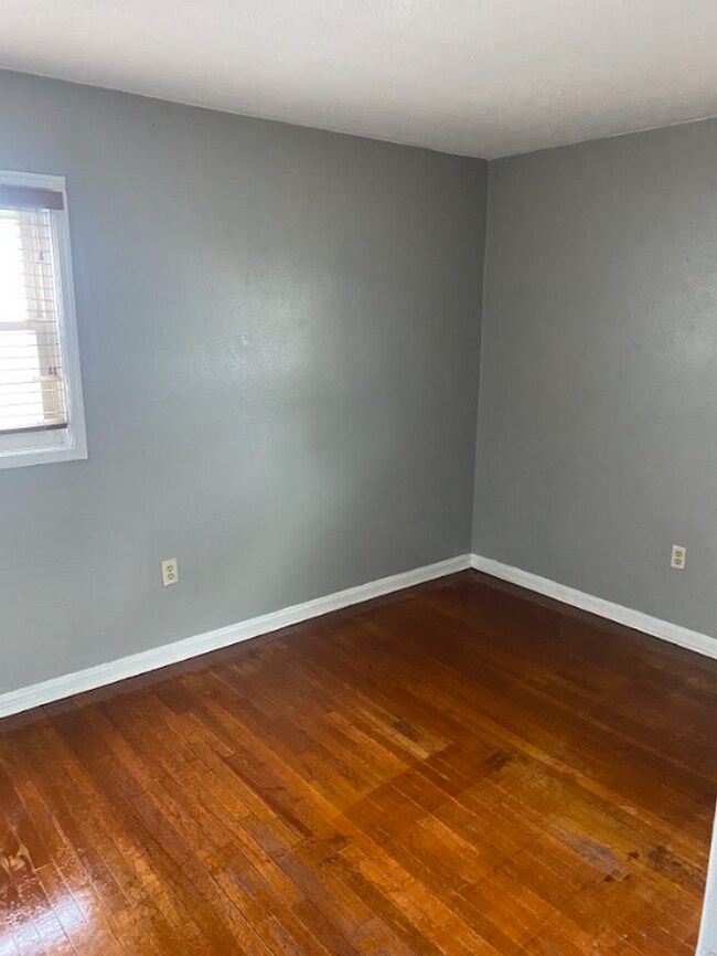 Building Photo - 3 Bed-1 Bath - spacious, beautiful with AC...