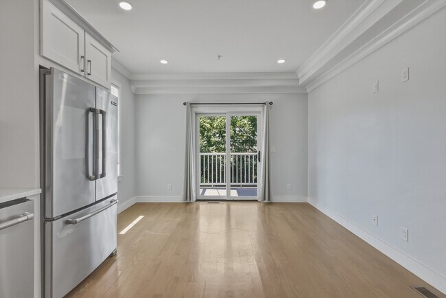 Building Photo - 134 Chelsea St