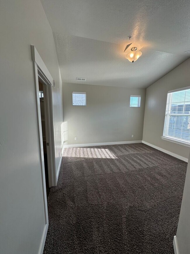 Building Photo - Bright and Modern 3 Bed Condo in Prime Location with Pool & Clubhouse!!