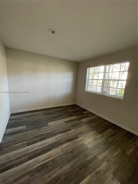 Building Photo - 160 SW 117th Ter