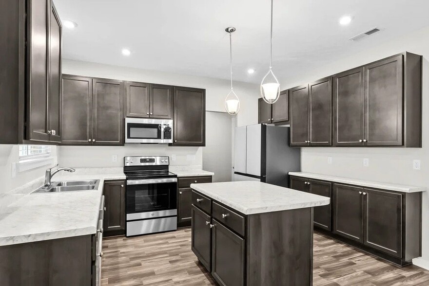 Building Photo - 367 Birchwood Dr
