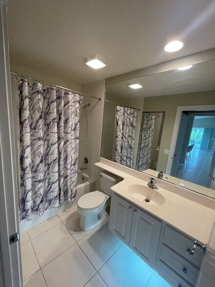 Building Photo - 4949 Kingston Way