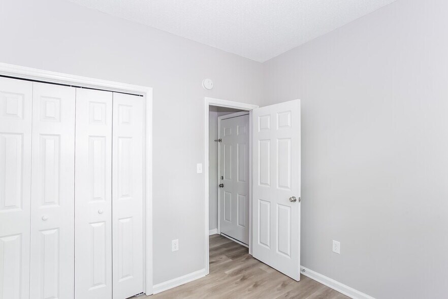 Building Photo - 7200 Daerwood Pl