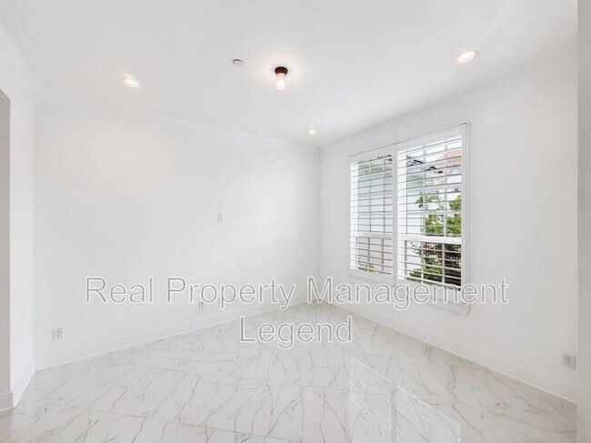 Building Photo - 809 Jamestown Ln