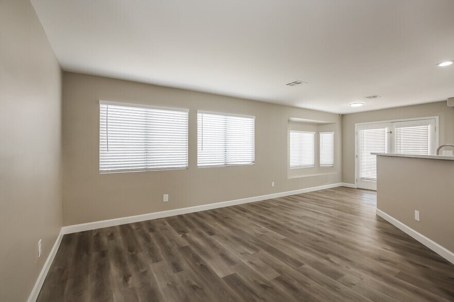 Building Photo - 1832 Fan Fare Dr