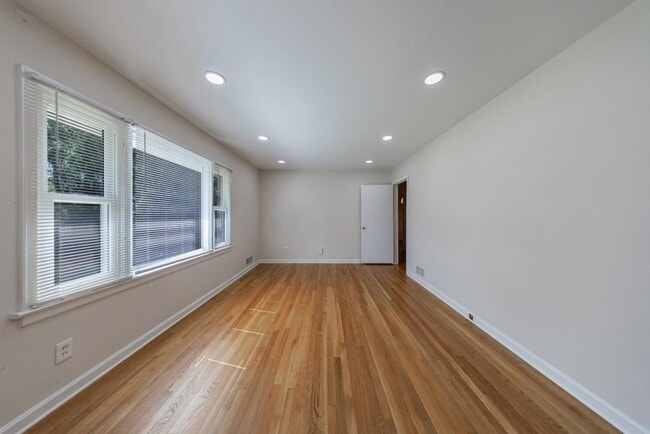 Building Photo - 1238 Lindenwood Ln NE