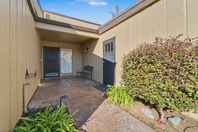 Building Photo - Stylish 2-Bed, 2-Bath Home with Generous Den in The Meadows