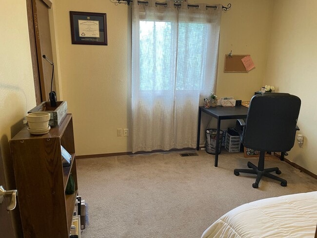 Building Photo - Central Location! 4 Bed 2 Bath House in Fort Collins