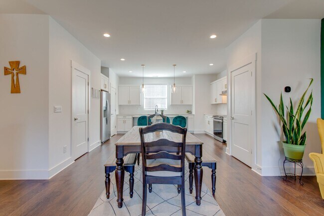 Building Photo - 732 Inspiration Blvd