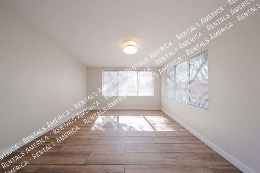 Building Photo - 105 E Hermosa Dr