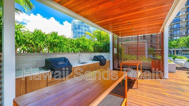 Building Photo - 987 Queen St