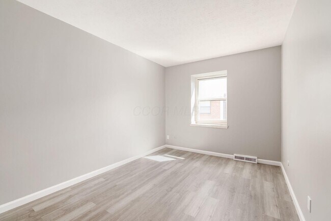 Building Photo - 1865 Willoway Cir N