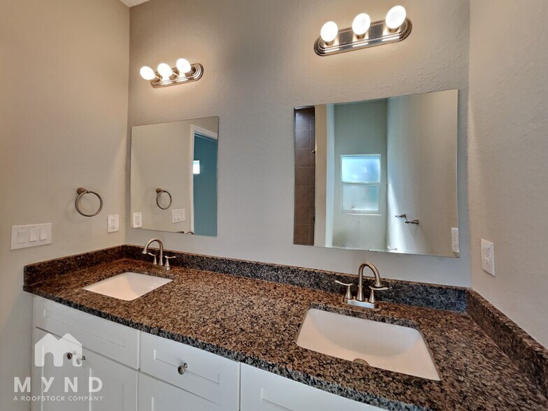 Building Photo - 7423 W Cameo Cir