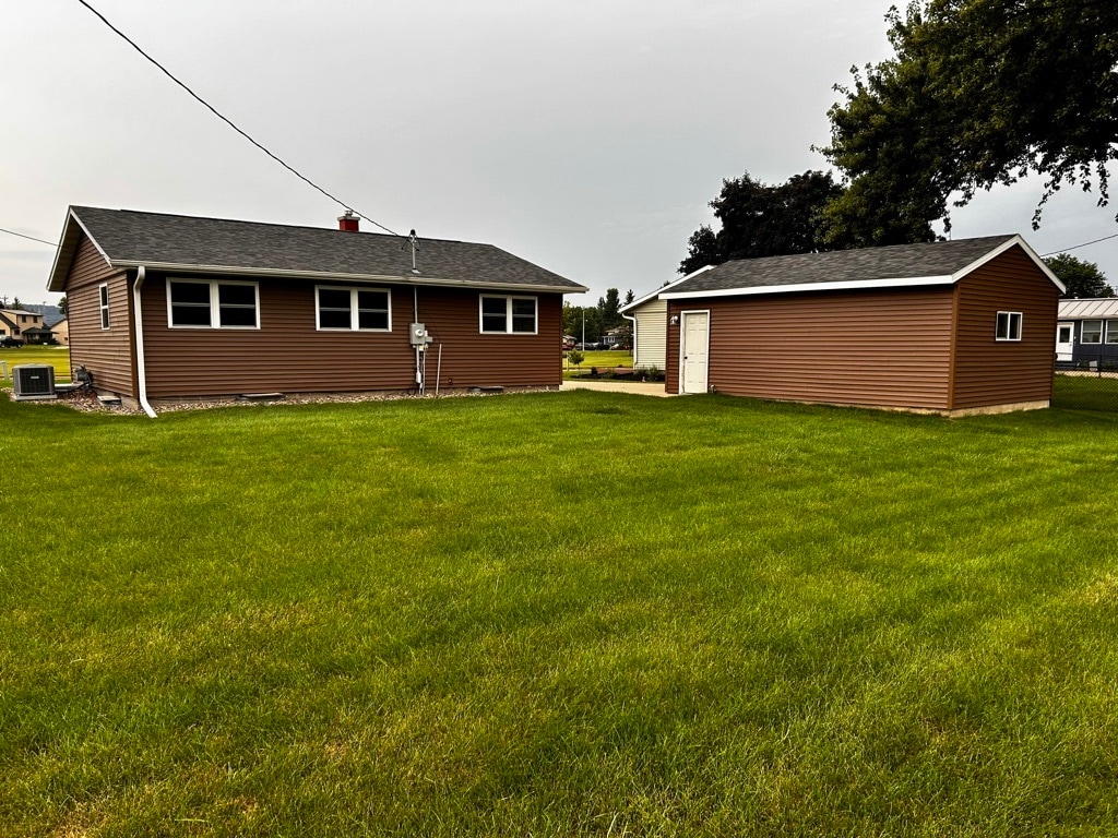 Spacious back yard - 694 Tilson St N
