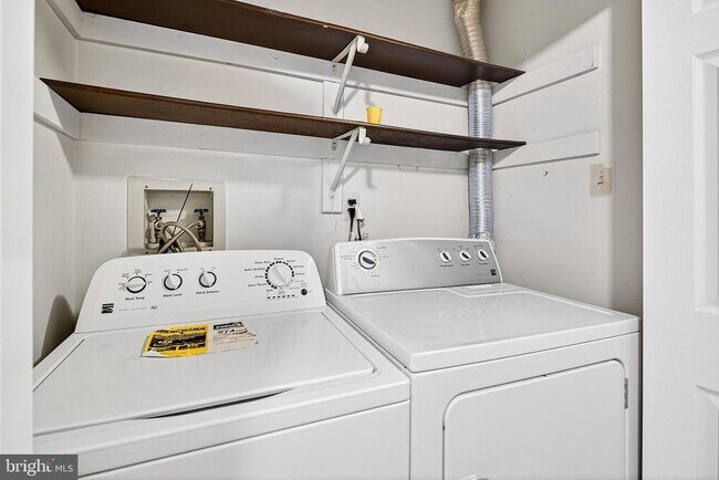 Building Photo - 70 Hampshire Dr