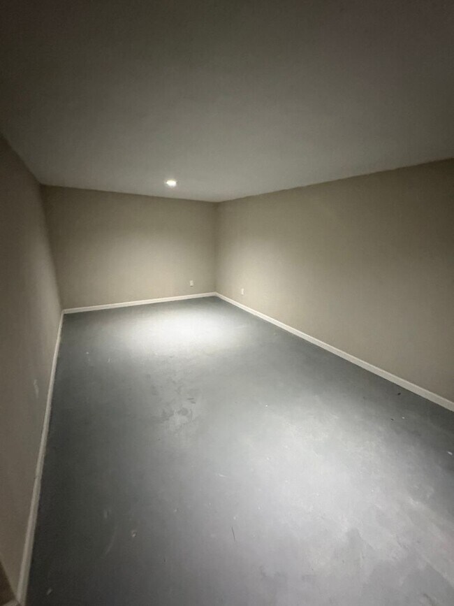 Building Photo - 3 Bed 1 Bath Updated Single Family home