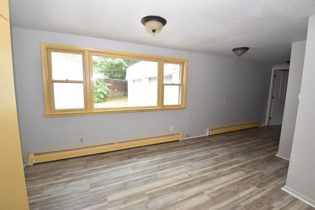 Building Photo - Beautiful 3 Bedroom Lower Unit Apartment i...