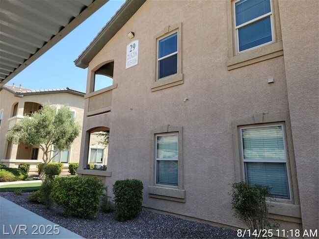 Building Photo - GORGEOUS SW 2nd FLOOR UNIT IN GATED COMMUN...