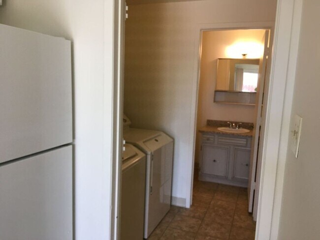 Building Photo - Quiet Condo for Rent