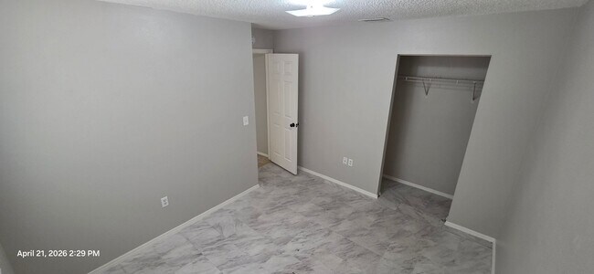Building Photo - Charming 3BR/2BA Bradenton Home with Extra Storage & Parking