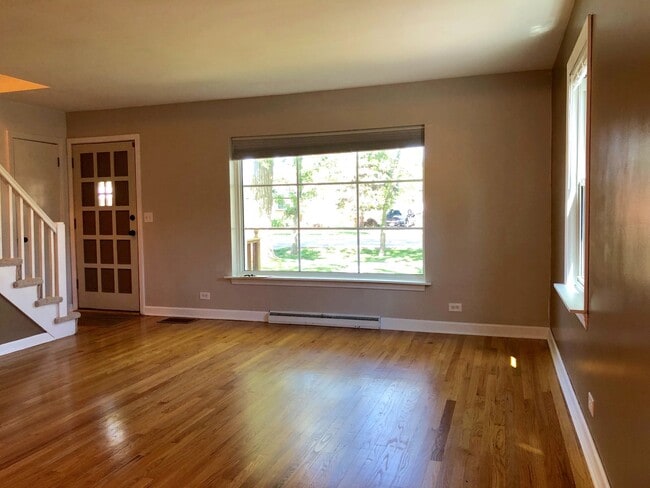 Building Photo - Well Maintained 3Bed/2Bath Single Family HUGE Backyard!