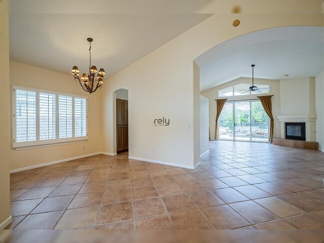 Building Photo - 4605 N Clear Creek Dr