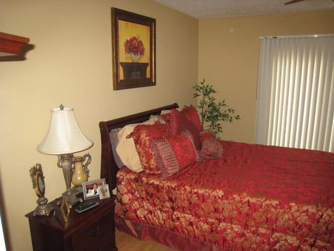 Building Photo - 2 bed + Bonus Room - Great School District...