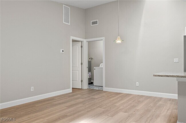 Building Photo - 5105 SW Courtyards Ct