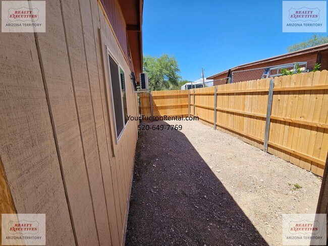 Building Photo - 2940 W Calle Canario