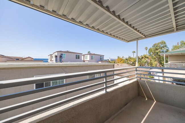 Building Photo - Pacific Beach condo now available, excellent location!