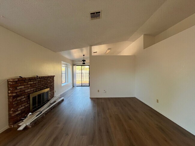 Building Photo - 309 Oak Meadow Ln