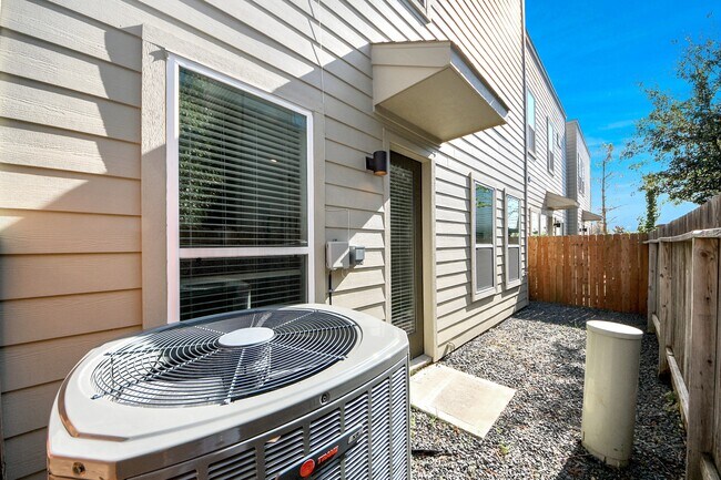 Building Photo - 608 Thornton Rd