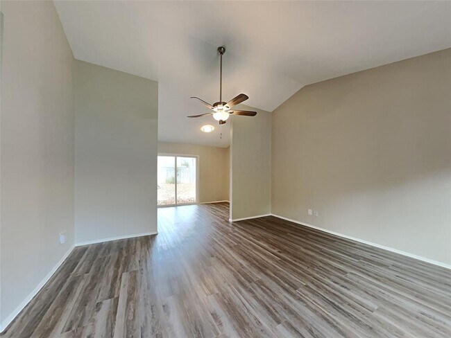 Building Photo - 2822 Canary Ln