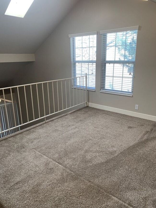 Building Photo - Spacious Main Level Townhouse Available