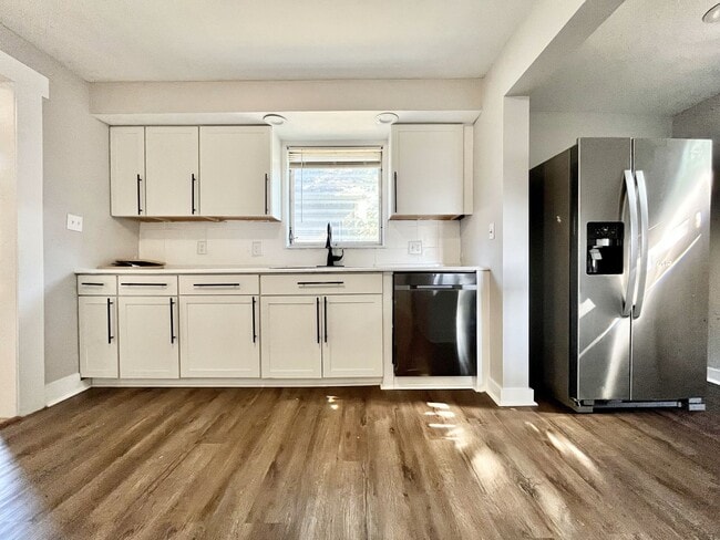 Building Photo - Five Bedroom Home in Muskegon