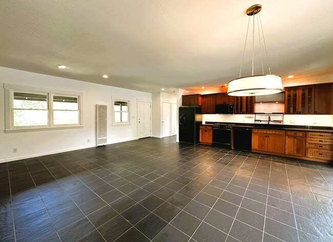 Building Photo - 907 Mustang Ct