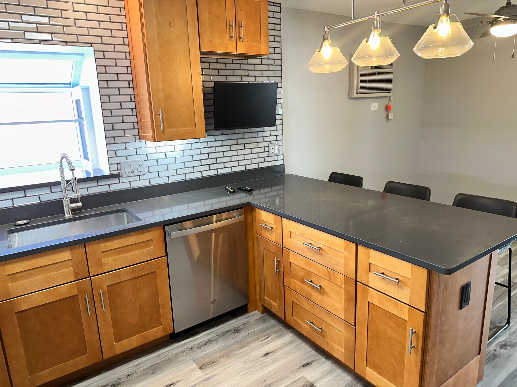 WI-FI ready new wall mounted TV On full surround glass bevel edged backsplash. - 771 56th St