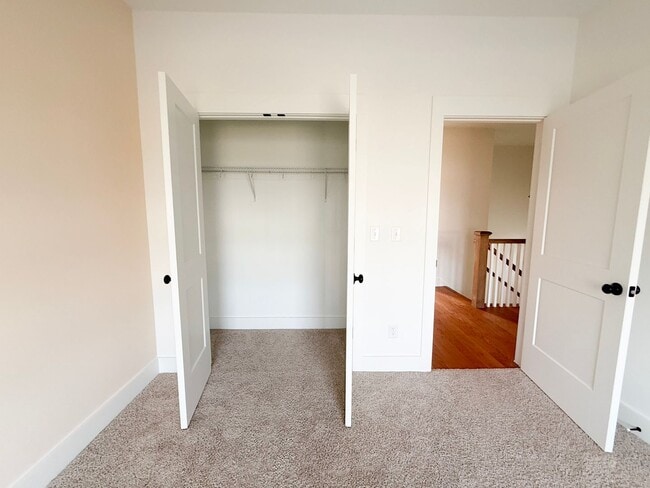 Building Photo - 4-Bedroom HOA Townhome with Pool Access Near Downtown Cookeville