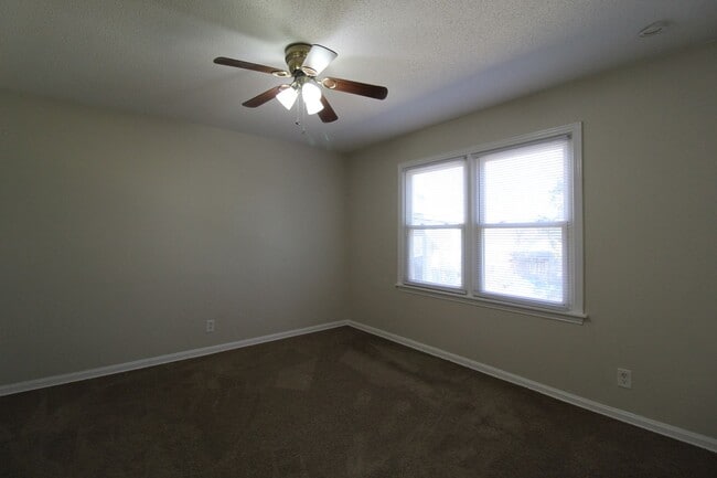 Building Photo - 2 Bedroom 1 Bath Home in Roeland Park