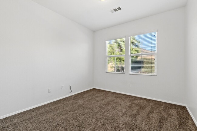 Building Photo - 2 bedroom Condo with an attached garage an...