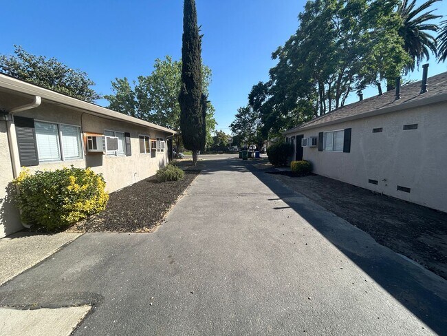 Primary Photo - 683 - 695 Vermont Avenue, Turlock CA 95380