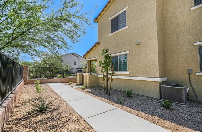 Building Photo - Modern Gated Townhome with Spacious Open Layout & Designer Kitchen!