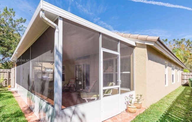 Building Photo - 1940 SE 14th Ct