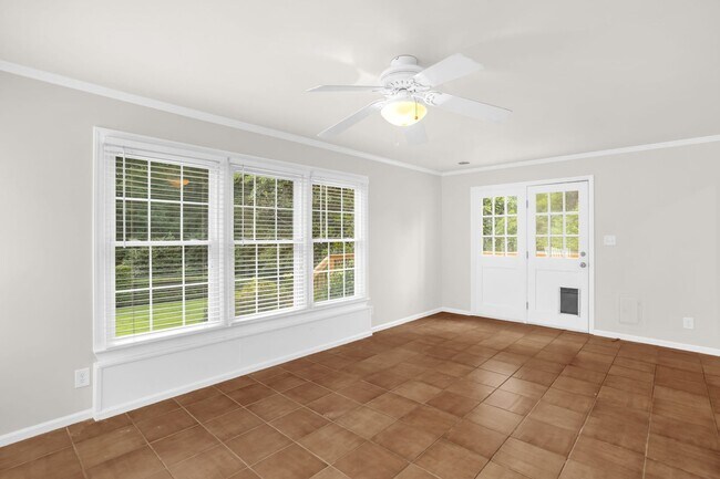 Building Photo - Classic Country Club Elegance