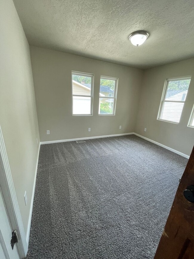 Building Photo - Remodeled 3 Bedroom , 1 Bath Home!