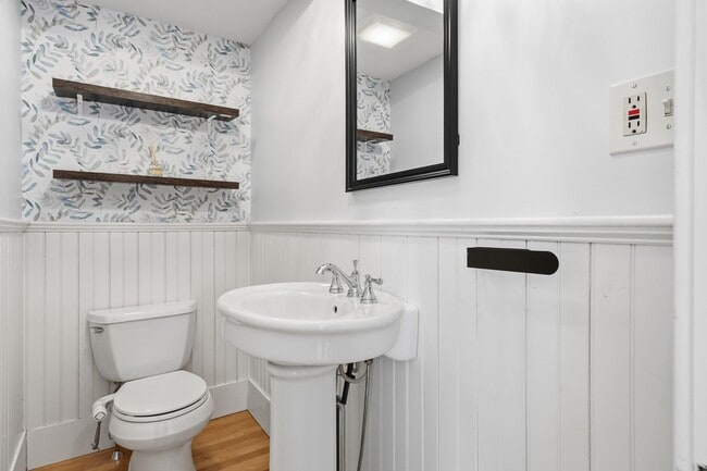 Building Photo - 198 Linden St