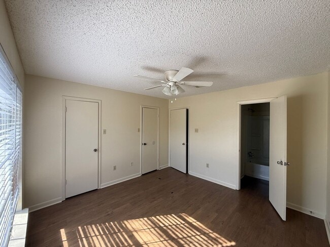 Building Photo - 2BD 2.5BA CONDO WITH WATER INCLUDED