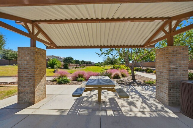 Building Photo - Gated Community Amazing ameneties